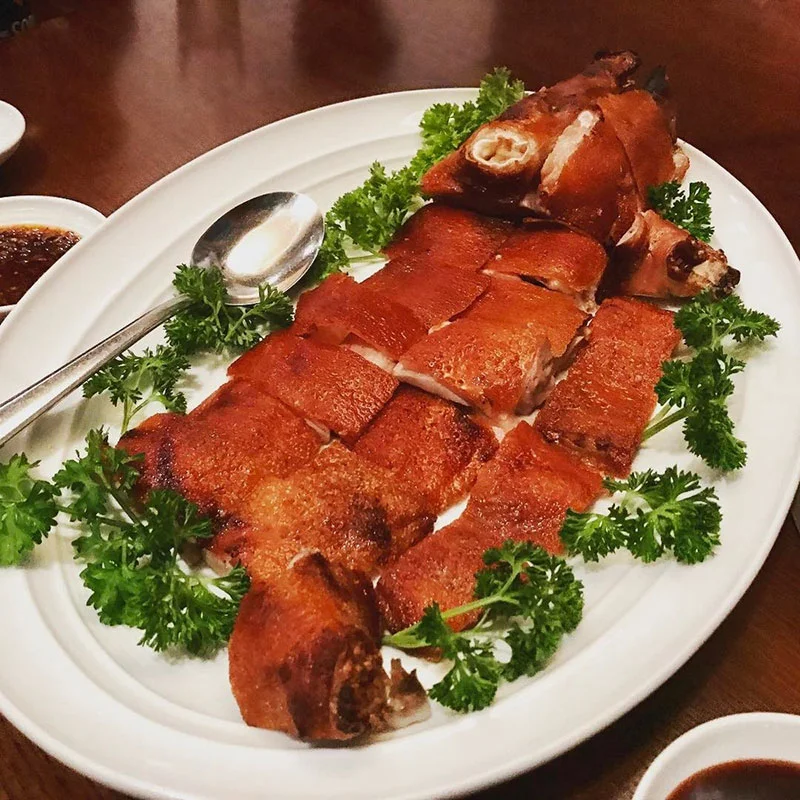 Khám phá ẩm thực Kon Tum qua 4 món đặc sản độc đáo Heo Măng Đen quay - món ăn không thể bỏ lỡ khi đến Kon Tum