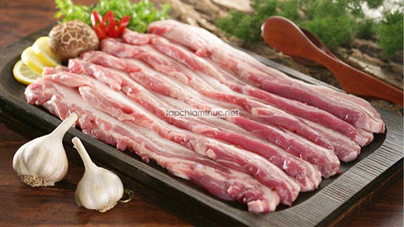 Thịt ba chỉ lợn là nguyên liệu chính của món khâu nhục