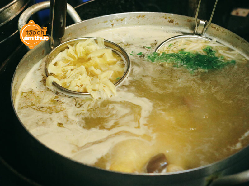 Món miễn ngan trộn bên đường tàu được báo Mỹ ca ngợi không ngớt