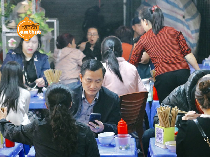 Món miễn ngan trộn bên đường tàu được báo Mỹ ca ngợi không ngớt