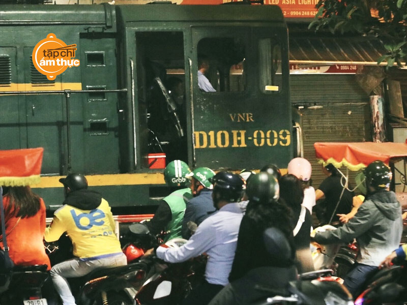 Món miễn ngan trộn bên đường tàu được báo Mỹ ca ngợi không ngớt