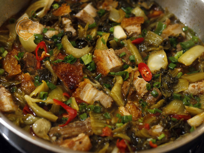 Thịt quay kho dưa cải chua tặng gia đình ngày Quốc tế phụ nữ