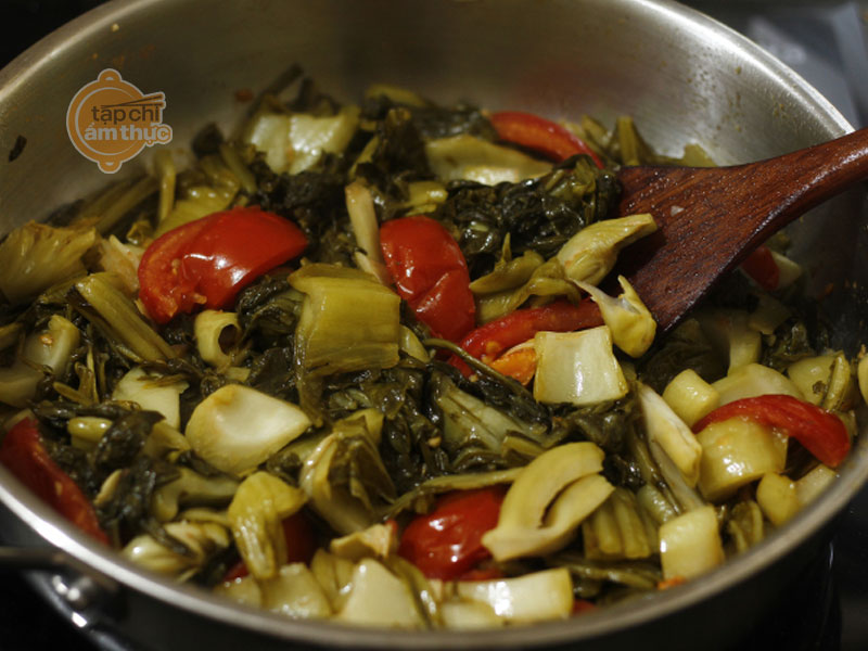 Thịt quay kho dưa cải chua tặng gia đình ngày Quốc tế phụ nữ