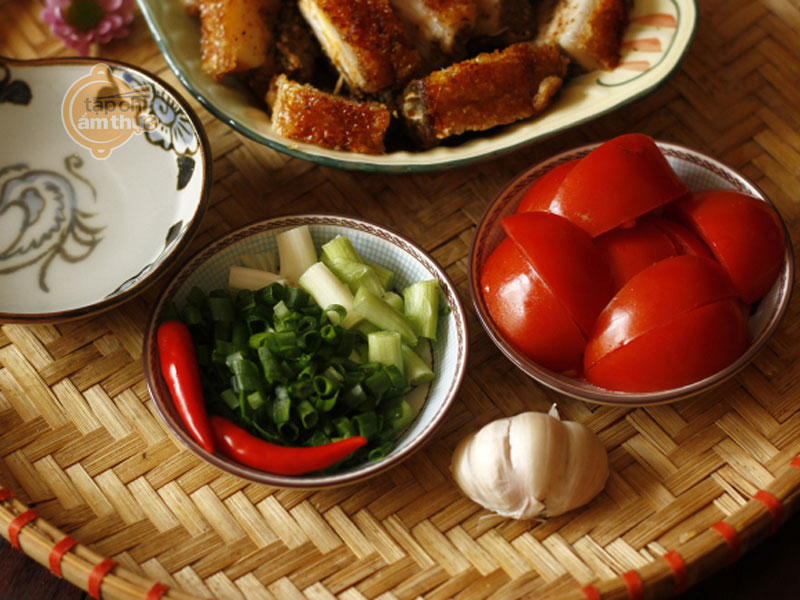 Thịt quay kho dưa cải chua tặng gia đình ngày Quốc tế phụ nữ