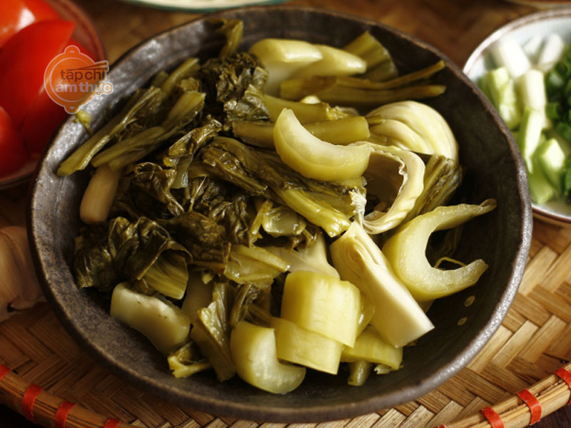 Thịt quay kho dưa cải chua tặng gia đình ngày Quốc tế phụ nữ