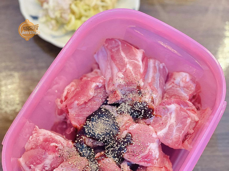 Hương vị hấp dẫn của sườn rim nước dừa