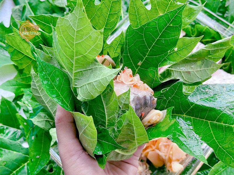 Món cá trắm hấp lá đu đủ của dân tộc Thái