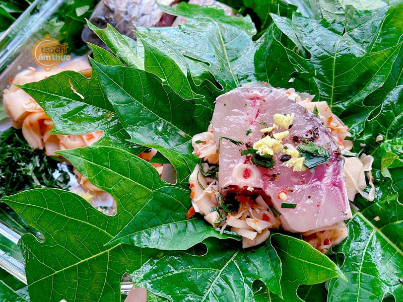 Món cá trắm hấp lá đu đủ của dân tộc Thái