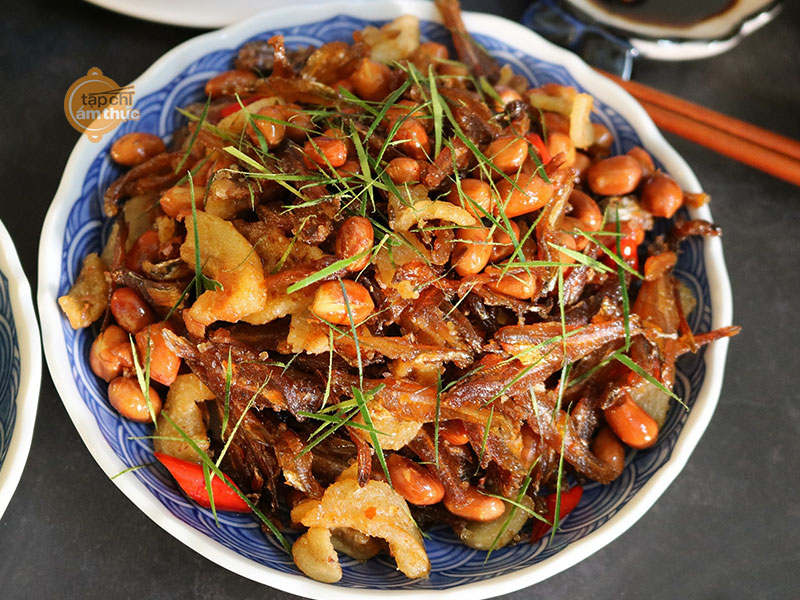 Cá cơm xóc lạc tỏi - Sự lựa chọn hoàn hảo trong ngày bão lũ Cá cơm xóc lạc tỏi - Sự lựa chọn hoàn hảo trong ngày bão lũ