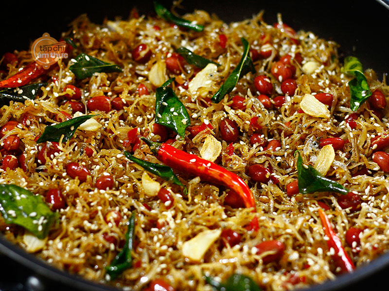 Cá cơm xóc lạc tỏi - Sự lựa chọn hoàn hảo trong ngày bão lũ Cá cơm xóc lạc tỏi - Sự lựa chọn hoàn hảo trong ngày bão lũ