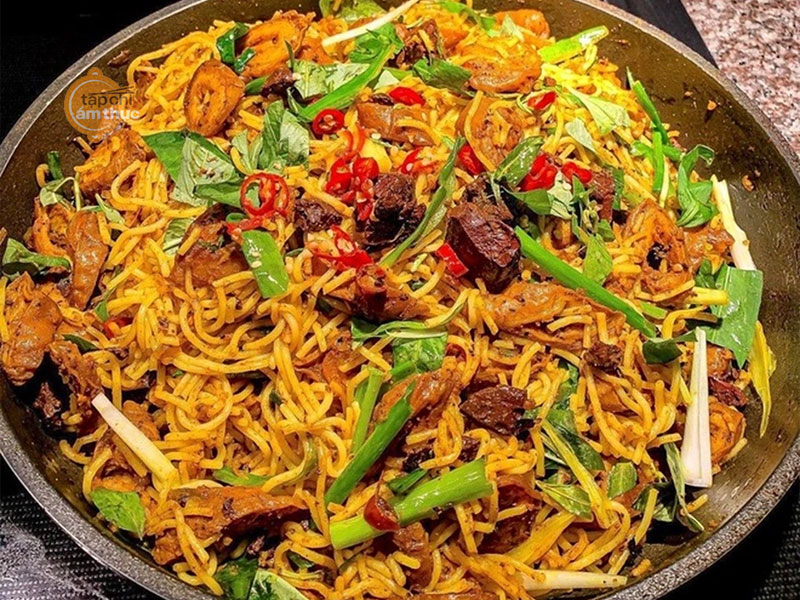 Món bún lòng xào nghệ kiểu Huế