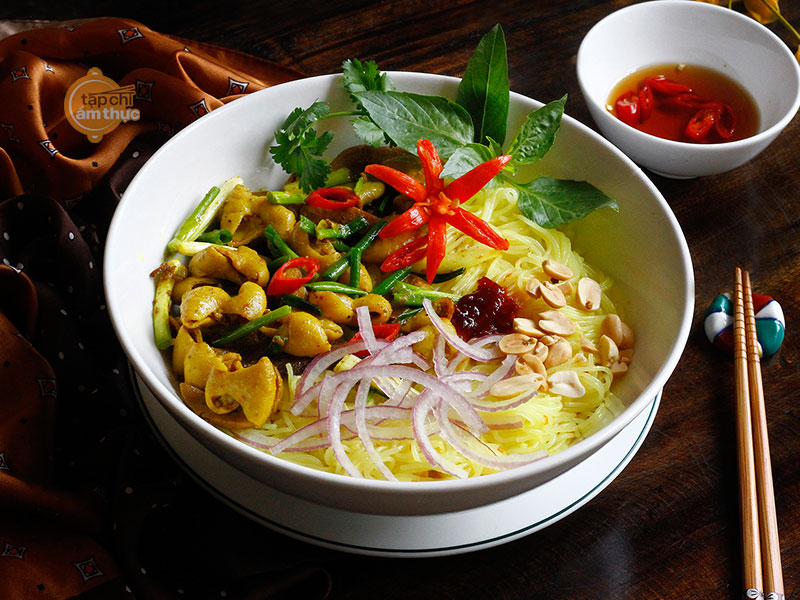 Món bún lòng xào nghệ kiểu Huế