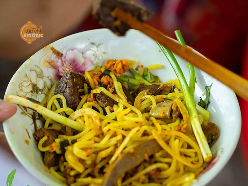 Món bún lòng xào nghệ kiểu Huế