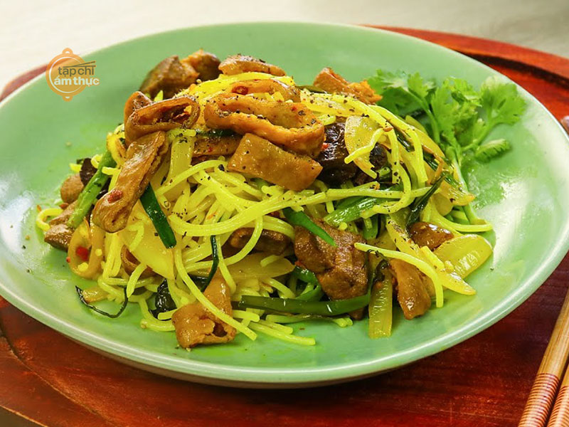 Món bún lòng xào nghệ kiểu Huế