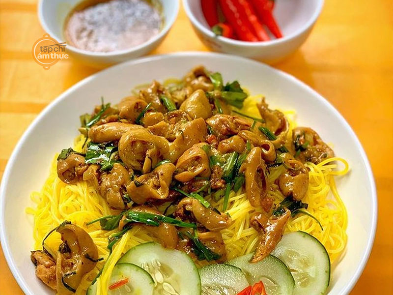 Món bún lòng xào nghệ kiểu Huế