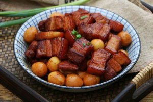 Thịt Kho Tàu: Bản Giao Hưởng Hổ Phách Và Triết Lý "Vuông Tròn" Trong Mâm Cơm Việt Thịt kho tàu đậm chất quê đang sôi sùng sục trên bếp lửa.