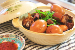 Thịt Kho Tàu: Bản Giao Hưởng Hổ Phách Và Triết Lý "Vuông Tròn" Trong Mâm Cơm Việt Miếng thịt vuông và quả trứng tròn thể hiện cuộc sống ấm no và hạnh phúc