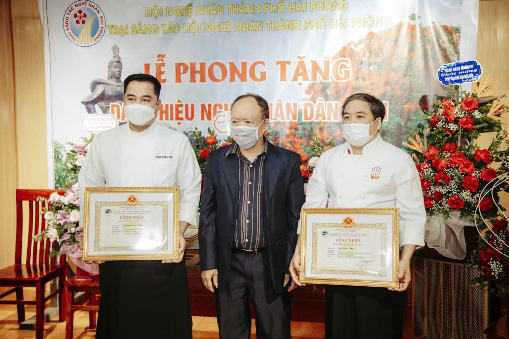 Nghệ nhân Văn hóa Ẩm thực Phạm Văn Hiếu: Người con Đất Cảng và sứ mệnh Mang chuông đi đánh xứ người LỄ PHONG TẶNG NGHỆ NHÂN DÂN GIAN